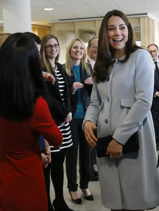 Kate Middleton saat melakukan kunjungan membuka Kensington Aldridge Academy di London pada 19 Januari 2015. (AFP Photo/Kirsty Wigglesworth) 