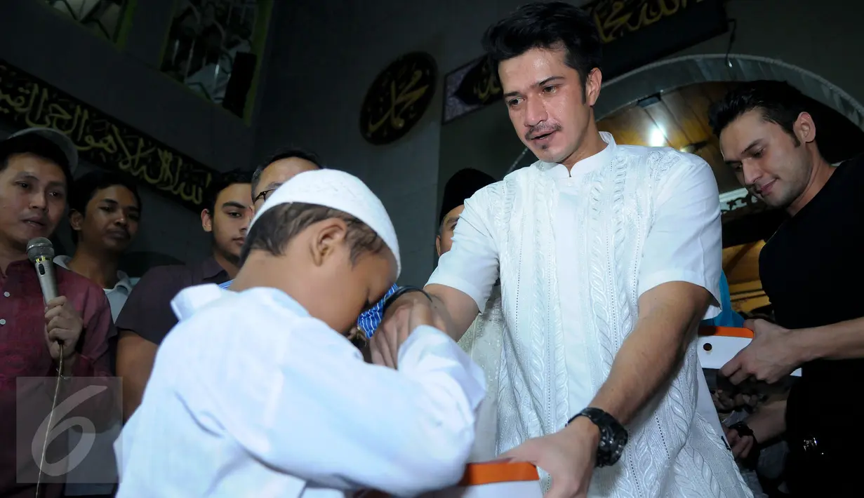 Aktor yang juga anggota Komisi VI DPR RI dari F-PAN, Primus Yustisio saat meramaikan acara sahur on the road sekaligus mengunjungi korban kebakaran di daerah Kampung Jawa, Kota, Jakarta, Selasa (14/7/2015) dini hari. (Liputan6.com/Faisal R Syam)