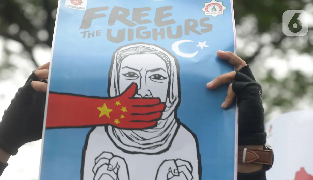 Massa sejumlah ormas Islam membawa poster saat aksi bela Uighur di depan Kedutaan Besar China, kawasan Kuningan, Jakarta, Jumat (27/12.2019). Mereka memprotes dugaan pelanggaran Hak Asasi Manusia (HAM) oleh pemerintah China kepada etnis muslim Uighur di Xinjiang. (Merdeka.com/Imam Buhori)