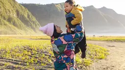 "Dear Kawa dan Tabi.. Andaikan hidup ini memiliki sebuah remote, banyak saat aku ingin menekan tombol “pause”, Sehingga aku bisa lebih lama menikmati momen-momen seperti ini bersama kalian." (Foto: Instgaram/ andienaisyah)