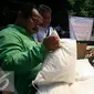Seorang calon pembeli memilih beras murah pada operasi pasar murah Bulog DIY  di pasar Beringharjo, (25/5). Operasi pasar tersebut di jual bererapa bahan kebutuhan pokok diantaranya,beras,minyak goreng di bawah harga pasaran. (Liputan6.com/Boy Harjanto)