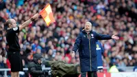 Manajer Arsenal, Arsene Wenger, memprotes keputusan asisten wasit saat melawan Sunderland dalam laga Liga Inggris di Stadium of Light, Sunderland, Minggu (24/4/2016) malam WIB. (AFP/Graham Stuart)