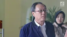 Tersangka Made Oka Masagung seusai menjalani pemeriksaan di gedung KPK, Jakarta, Selasa (6/3). Made Oka menjalani pemeriksaan lanjutan setelah ditetapkan sebagai tersangka kasus dugaan korupsi KTP elektronik (E-KTP). (Liputan6.com/Herman Zakharia)