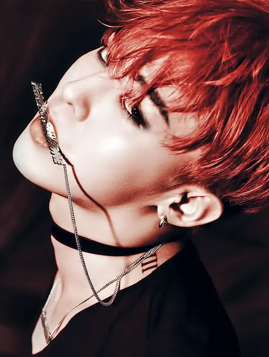 Tak hanya TOP, G-Dragon juga terlihat berbeda saat mengenakan eyeliner. Idol yang saat ini sedang melaksanakan tugas wajib militernya terlihat semakin tampan. (Foto: koreaboo.com)