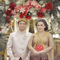 Saat ini kebahagiaan sedang melingkupi pasangan Vicky Shu dan Ade Imam. Pasalnya pasangan ini sedang menunggu kelahiran anak pertama yang diprediksi lahir pada bulan Juli 2018. (Foto: instagram.com/aldiphoto)