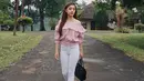 Pemain Dari Jendela SMP ini sering mengunggah gaya OOTD di akun Instagram pribadinya. Ia pun sering memadukan gaya penampilannya dengan celana denim. (Liputan6.com/IG/@nataliezenn24)