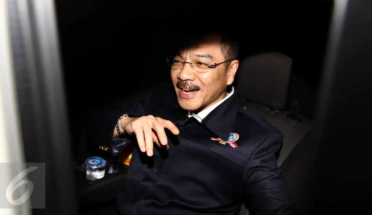 Mantan Mendagri, Gamawan Fauzi berada di dalam mobilnya usai menjalani pemeriksaan di Gedung KPK, Jakarta, Kamis (20/10). Gamawan diperiksa sebagai saksi untuk tersangka mantan Dirjen Dukcapil Kemendagri, Irman. (Liputan6.com/Helmi Afandi)