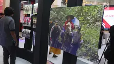 Salah satu karya foto pemenang Anugerah Jurnalistik Polri 2018 di Gandaria City, Jakarta, Rabu (18/7). Divisi Humas Polri mengadakan Anugerah Jurnalistik Polri 2018 dengan tema Bersama Polri Wujudkan Pilkada Damai 2018. (Liputan6.com/Arya Manggala)
