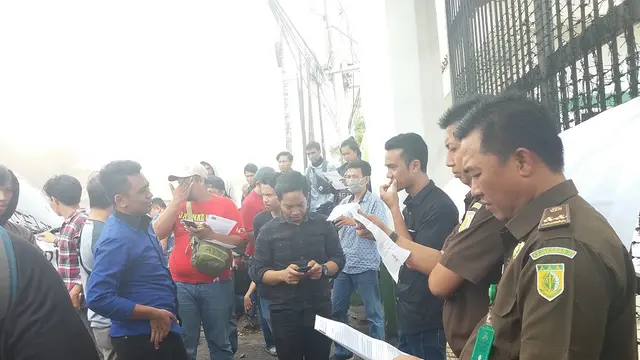 Para pegiat anti korupsi mendatangi Kantor Kejati Sulsel melaporkan temuan Komisi III DPR terkait keberadaan oknum pengusaha tukang atur-atur proyek alkes di Sulsel (Liputan6.com/ Eka Hakim)