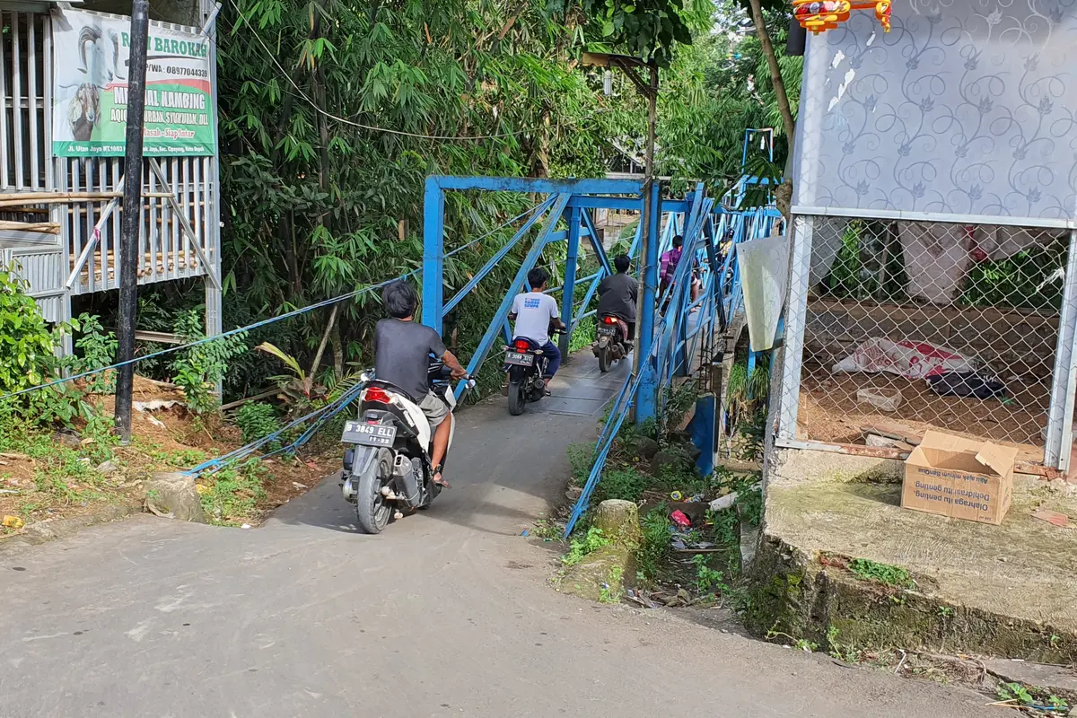 Jembatan biru di Kampung Utan, Pondok Jaya, Cipayung, Depok jadi sorotan setelah viral sosok diduga kuntilanak membonceng sepeda motor