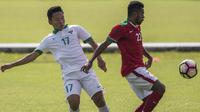 Gelandang Timnas Indonesia U-23, Yabes Roni, berebut dengan gelandang Timnas Indonesia U-19, Syahrian Abimanyu, saat uji coba di Lapangan ABC Senayan, Jakarta, Sabtu (24/2/2018). Timnas U-23 menang 5-0 atas Timnas U-19. (Bola.com/Vitalis Yogi Trisna)