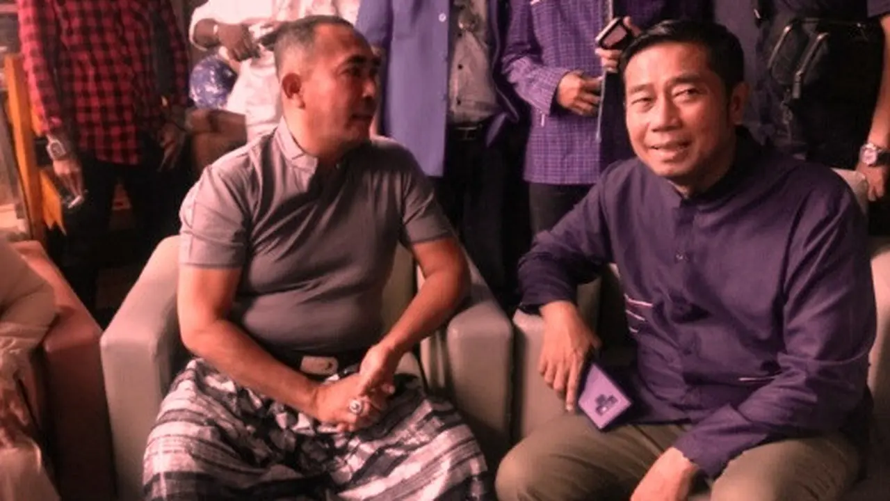 Tokoh masyarakat Sultra, Umar Samiun (kiri) bersama tokoh masyarakat Sulawesi Barat.(Liputan6.com/Ahmad Akbar Fua)