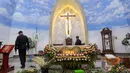 Anggota polisi antiteror memeriksa keamanan di sebuah gereja jelang malam Natal di Medan, Sumatera Utara, Sabtu (24/12/2022). Pengamanan dilakukan di sejumlah gereja di berbagai wilayah guna menciptakan rasa aman dan khidmat bagi warga yang akan melangsungkan ibadah malam Natal. (ARIANDI/AFP)