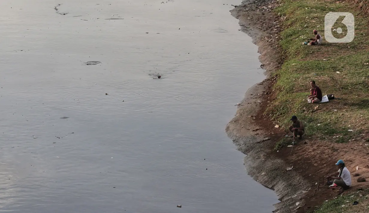 Warga melakukan aktivitas mancing di Kanal Banjir Barat, Jakarta, Selasa (9/6/2020). Fase pertama PSBB transisi di Ibukota dimanfaatkan warga untuk memancing. (Liputan6.com/Johan Tallo)