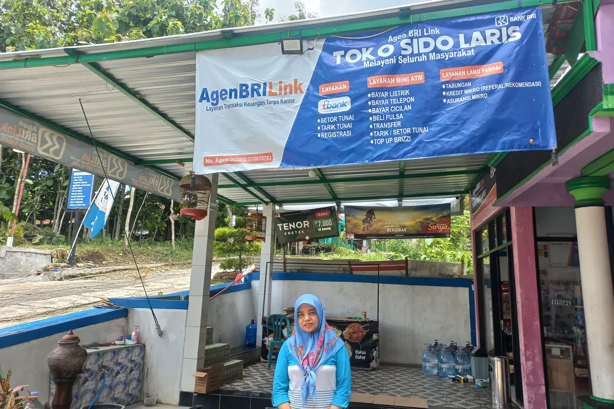 Narwi di depan tokonya yang ia bangun sejak 2014 silam.