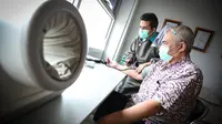 Salah seorang lansia tengah menjalani skrining sebagai tahapan vaksinasi tahap II untuk di Rumah Sakit Al-Islam Kota Bandung, Jumat (26/1/2021). (Foto: Humas Bandung)