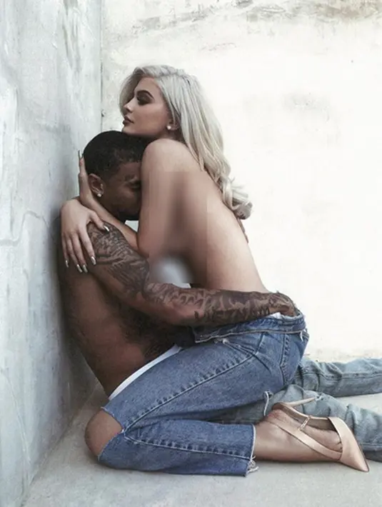 Ternyata tidak hanya itu, Kylie mengunggah dua buah foto yang memamerkan lekuk tubuhnya tanpa busana. Pasangan kekasih ini berpose sangat menantang, dan Kylie mengucapkan selamat ulang tahun lewat keterangan foto itu. (Instagram/Kyliejenner)