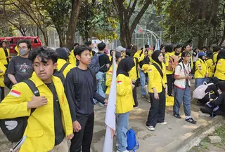 Mahasiswa UI berkumpul di lapangan parkir Fisip UI untuk bertolak ke Jakarta malakukan aksi demontrasi di Jakarta. (Liputan6.com/Dicky Agung Prihanto)
