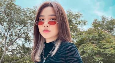 FOTO: Gaya Jessica Jane Pakai Kacamata, Makin Modis dan Menawan