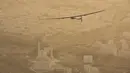 Pesawat Solar Impulse 2 saat mengudara dari Muscat, Oman menuju Ahmedabad, India, Rabu (11/3/2015). Pesawat buatan Swiss tersebut mendarat setelah menempuh perjalanan selama 15 jam.  (Reuters/Jean Revillard)