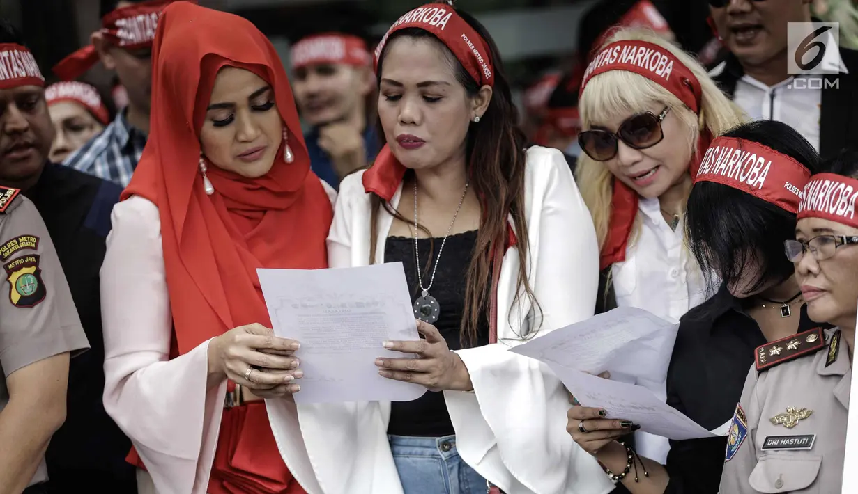 Jajaran artis, manajemen, dan produser mendaklarasikan perjanjian pemberantasan dan penyalahgunaan narkoba di lingkungan artis di Mapolres Metro Jakarta Selatan, Kamis (22/2). (Liputan6.com/Faizal Fanani)