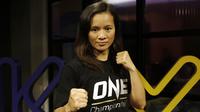 Petarung MMA, Priscilla Lumban Gaol, berpose saat kunjungan ke kantor redaksi KLY di Jakarta, Jumat (18/1). Dirinya akan bertarung pada laga One Championship pada Sabtu (19/1) di Istora Senayan. (Bola.com/Yoppy Renato)