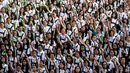 Ribuan siswa St. Scholastica College mengacungkan jari telunjuk "nomor satu" saat menari massal dalam aksi One Billion Rising di Filipina, Senin (15/2). Gerakan ini bentuk kampanye untuk menghentikan kekerasan terhadap perempuan. (AFP PHOTO/Noel CELIS)