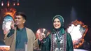 Indra Bekti mengenakan outer coklat dipadukan baju koko hijau lengan panjang dari Zaskia Sungkar. Tampilan senada dengan istrinya yang mengenakan kerudung dan dress hijau.  [@zaskiasungkar15]