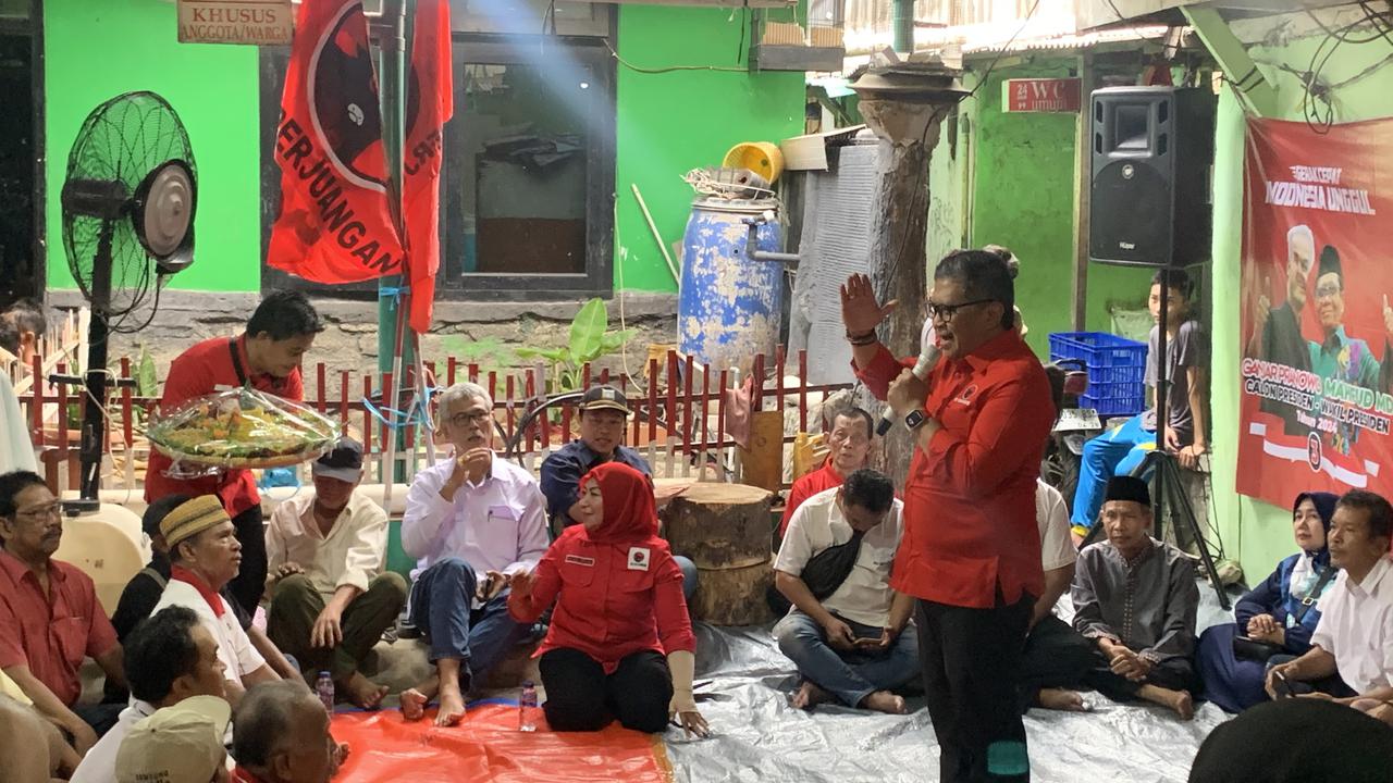 HUT ke-51 PDIP, Sekjen PDIP Potong Tumpeng