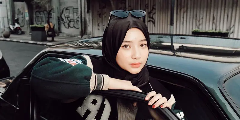 Ansellma Putri Pakai Hijab Hitam, Selebgram Hits Bandung