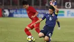 Pemain sayap Timnas Indonesia U-19, Witan Sulaeman (kiri) berebut bola dengan pemain Jepang pada perempat final Piala AFC U-19 2018 di Stadion GBK, Jakarta, Minggu (28/10). Persija Jakarta resmi mendatangkan gelandang timnas Indonesia, Witan Sulaeman. (Liputan6.com/Helmi Fithriansyah)