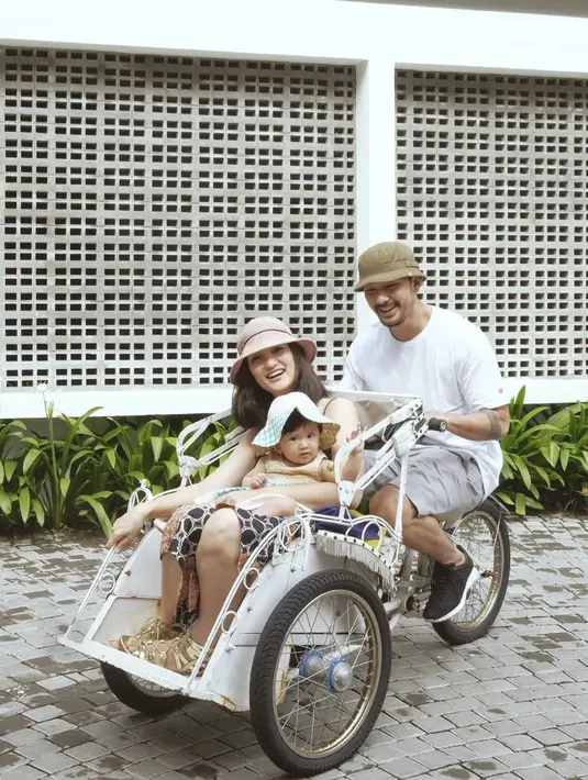 Salma memang mempunyai penggemar yang banyak, ia memang punya wajah yang menggemaskan. Tak hanya kelucuan Salma saja, keromantisan Rio dan Atiqah juga kerap mencuri perhatian publik. (Foto: instagram.com/riodewanto)