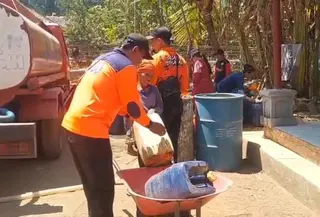 BPBD Probolinggo melakukan droping air bersih ke daerah terdampak kekeringan.