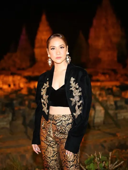 Beberapa waktu lalu, BCL juga sempat manggung di Kawasan Candi Prambanan dalam Batik Music Festival. Penampilannya yang menggunakan busana dengan detail motif batik pun sukses mencuri perhatian. (Liputan6.com/IG/@bclsinclair)