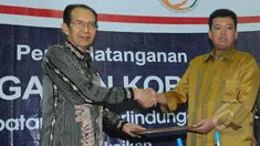 Wakil Ketua KPK Zulkarnain (kiri) berjabat tangan dengan Kepala BNP2TKI, Nusron Wahid  di kantor BNP2TKI, Jakarta, Kamis (19/3/2015). BNP2TKI bersama KPK sepakat untuk 'Komit Pencegahan Korupsi Terintegrasi'. (Liputan6.com/Herman Zakharia)