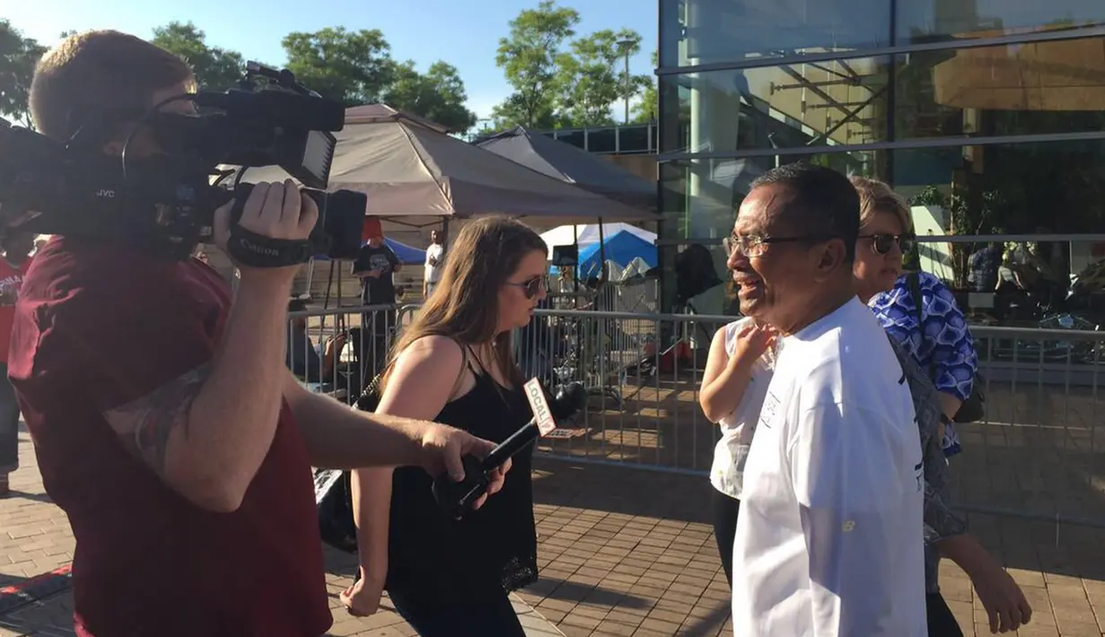 Dahlan Iskan juga mengabarkan jika suasana di Muhammad Ali Center sangat ramai. Ribuan orang turut menghadiri prosesi pemakaman jenazah dari petinju legendaris, Muhammad Ali. (twitter.com/iskan_dahlan)
