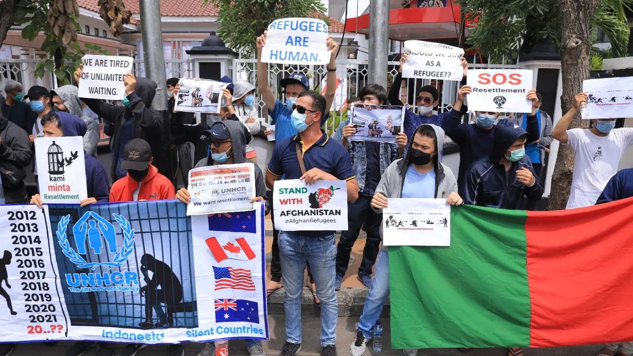 Pengungsi asal Afganistan demo depan kantor Kemenkumham Jatim. (Dian Kurniawan/Liputan6.com)