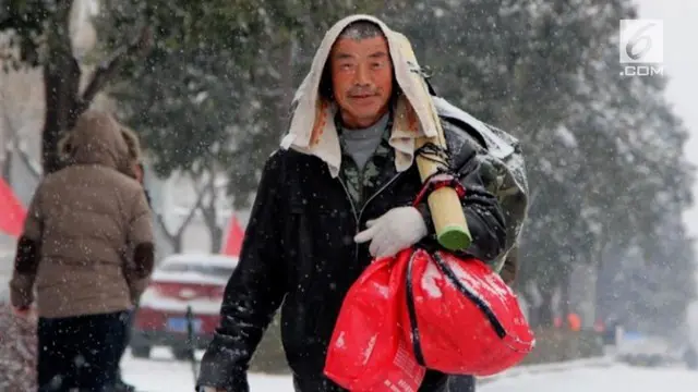 Perjuangan seorang pria Tiongkok di tengah badai salju agar dapat membeli hadiah untuk istrinya.
