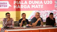 Head of DSDFE PSSI, Budiman Dalimunthe (kiri kedua) memberikan sambutan&nbsp;saat&nbsp;acara diskusi suporter Timnas Indonesia menyambut Piala Dunia U-20 2023 di Pulau Dua Senayan, Jakarta, Jumat (24/03/2023). Acara yang betajuk Suara Suporter tersebut diselenggarakan oleh Presidium Nasional Suporter Sepak Bola Indonesia (PN-SSI). (Bola.com/Bagaskara Lazuardi)&nbsp;