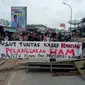 Aksi pemblokiran jalan nasional lintas Sumatra di Sarolangun, Jambi, Sabtu (4/11/2023). Dalam aksi ini satu orang warga setempat meninggal dunia. (Liputan6.com/ist)