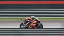 Pembalap Red Bull KTM, Pedro Acosta memacu motornya dalam tes pramusim MotoGP 2025 di Sirkuit Sepang, Malaysia, Rabu (05/02/2025). (AFP/ Mohd Rasfan)