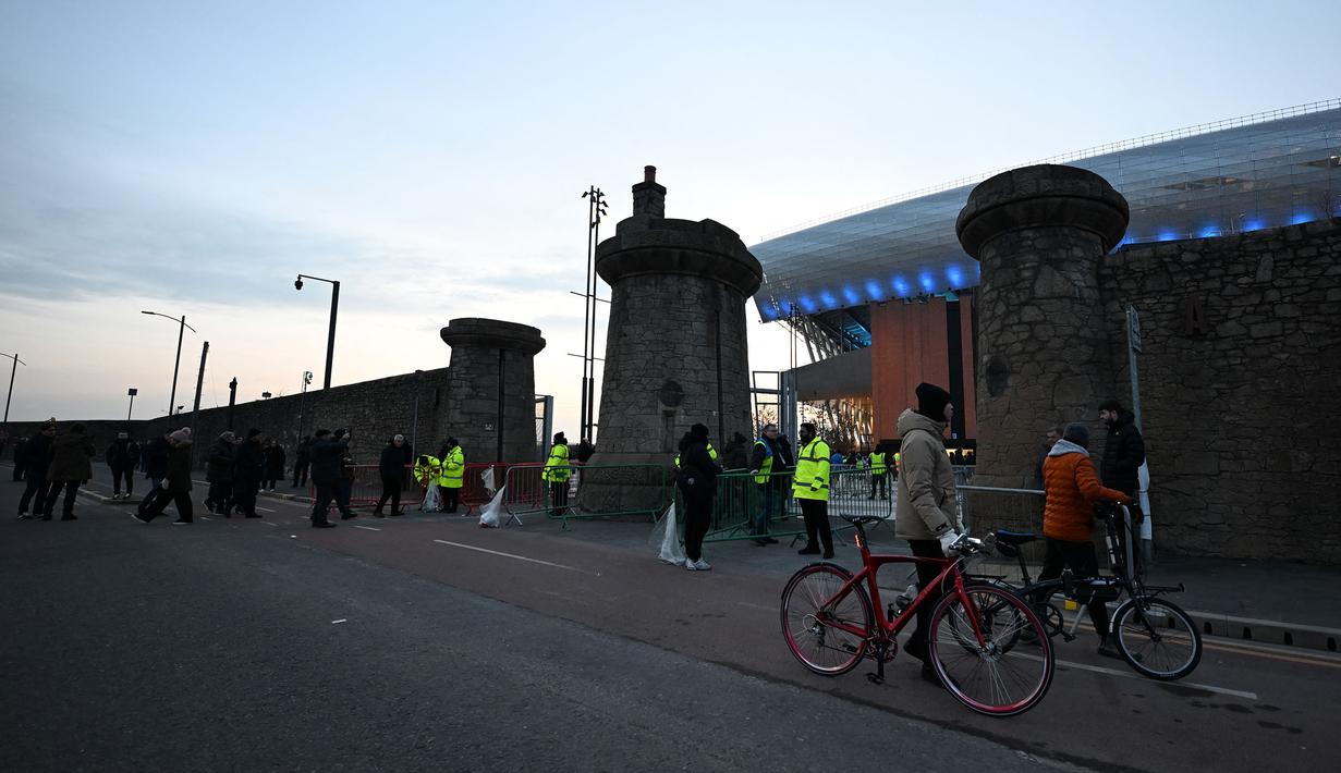 Sejumlah penonton mendatangi stadion baru Everton, Bramley Moore Dock untuk menyaksikan pertandingan uji coba persahabatan antara Everton U18 melawan Wigan U18 di Liverpool, Inggris, Senin (17/02/2025) waktu setempat. (AFP/Paul Ellis)