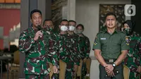 KSAD Jenderal TNI Andika Perkasa (kiri) memberi sambutan saat Aprilia Manganang berubah nama jadi Aprilio Perkasa Manganang, Mabes AD, Jakarta, Jumat (19/3/2021). PN Tondano resmi mengabulkan permohonan pengubahan nama Aprilia Manganang menjadi Aprilio Perkasa Manganang. (Liputan6.com/Faizal Fanani)