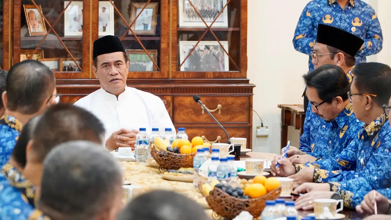 Mentan Amran Gelar Rapat Darurat Pukul 06.00 untuk Percepatan Bantuan Pangan di Aceh, Sumut, dan Sumbar