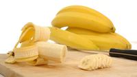 Ambilah buah pisang lalu gosokkan perlahan di gigi sekitar 2 menit. Setelah itu bersihkan gigi dari sisa-sisa pisang. Kandungan mineral yang terdapat dalam pisang dapat membantu menyehatkan gigi dan mengembalikan warna asli gigi Anda. (Ilustrasi Istimewa)