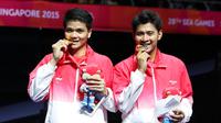 Ganda putra Indonesia Angga Pratama/Ricky Karanda Suwardi raih medali emas bulu tangkis perorangan SEA Games 2015 Singapura (Humas PP PBSI)