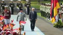 Presiden Republik Indonesia, Prabowo Subianto (tengah depan) bersama Presiden Republik Federal Jerman, Frank-Walter Steinmeier (kanan depan), memeriksa pasukan kawal kehormatan saat upacara penyambutan menjelang pertemuan mereka di Istana Merdeka, Jakarta, Senin 15 Juni 2026. (AP Photo/Achmad Ibrahim)