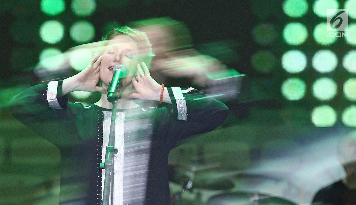 Aksi panggung vokalis Sixpence None The Richer, Leigh Nash di event bertajuk "The 90s Festival" di Gambir Expo, Kemayoran, Jakarta, Sabtu (25/11). Band luar negeri ini merupakan satu-satunya yang tampil di The 90s Festival. (Liputan6.com/Herman Zakharia)