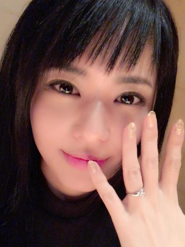Mantan bintang film Jepang, Sora Aoi, mengumumkan sudah menikah. Melalui akun Instagramnya, Sora memperlihatkan cincin kawin yang melingkar di jari tangannya. (Instagram/@aoi_sola)