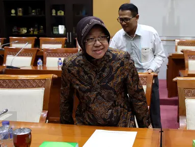 Walikota Surabaya Tri Rismaharini bersiap melakukan Rapat dengar Pendapat dengan Komisi III DPR, Jakarta, Selasa (29/11). Komisi III meminta penjalasan tentang perkembangan pembangunan pasar Turi Surabaya ke Risma. (Liputan6.com/Johan Tallo)